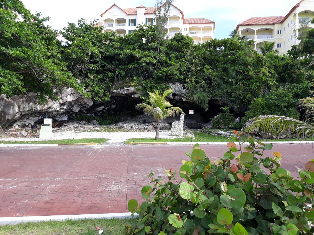 Bell At The Airport Suites Adults Only - Free Airport Transportation Nassau Zewnętrze zdjęcie