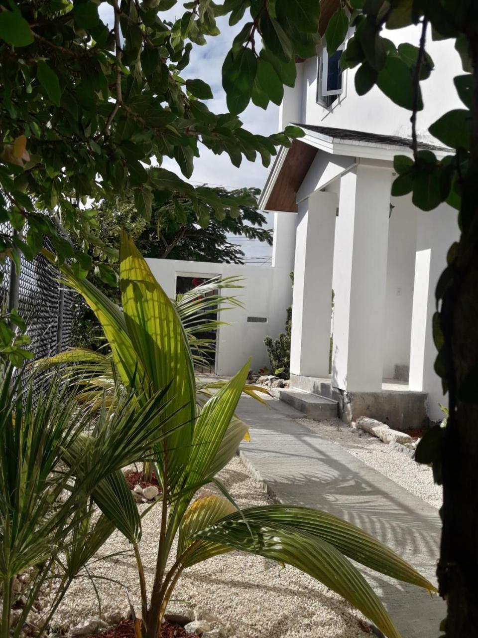 Bell At The Airport Suites Adults Only - Free Airport Transportation Nassau Zewnętrze zdjęcie